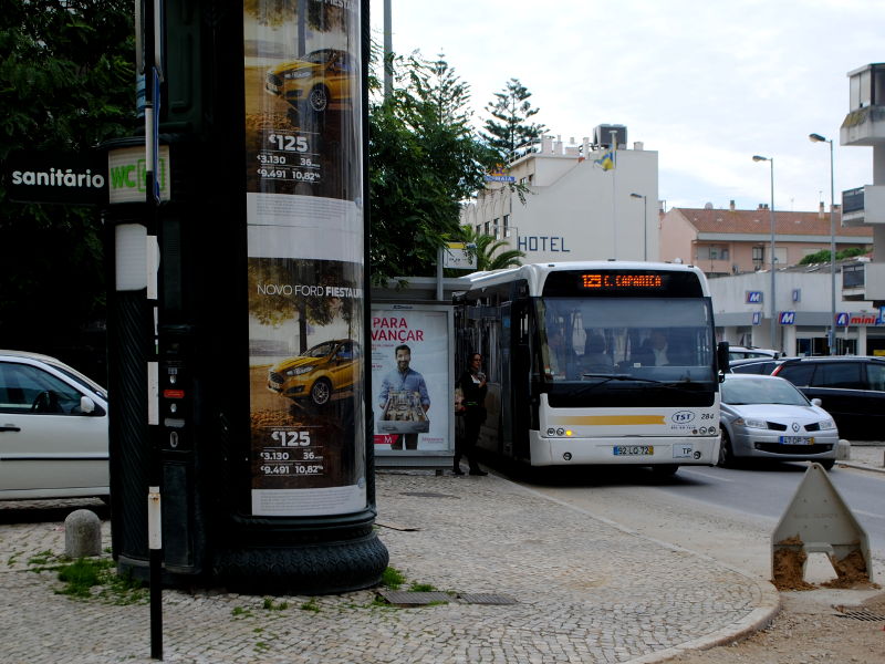 Кошта да Капарика. Автобусная остановка на av.dr. Aresta Branco
