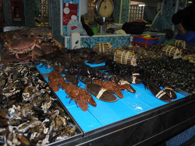 Costa da Caparica. Продуктовый рынок. Ряды с морепродуктами.