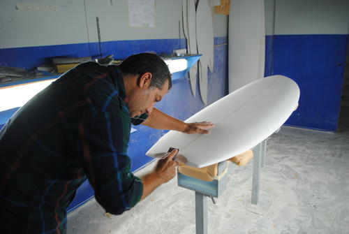 LuFi surfboards manufacture. Shaper LuFi is working. / LuFi завод по изготовлению сёрфов. Великий и ужасный шейпер ЛуФи за работой.