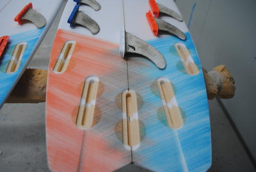 LuFi surfboards manufacture. Control fins installation. / LuFi завод по изготовлению сёрфов. Кнотрольная установка плавников.